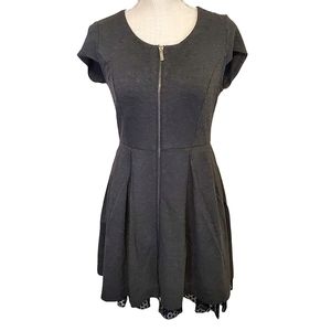 KIRNA ZABÊTE | Women's dark-gray zipper-front lace hem dress. Size 6.